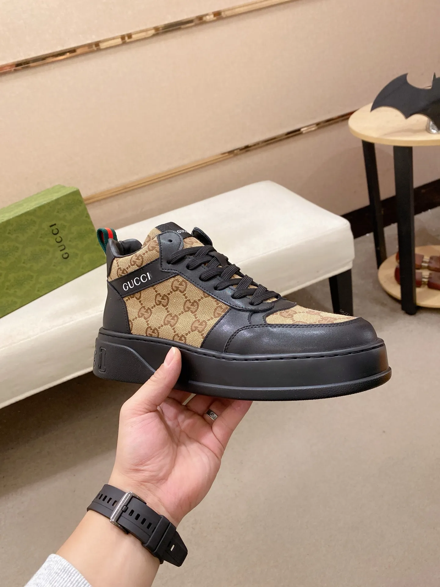 Factory price: 442💰 (GUCCI) The latest model from the official website🎁🎁Casual and fashionable men's shoes👟, hot style💥The style is simple and elegant, exclusive for trendy men. Unique official website's latest brand elements👑original Gucci decoration, fashionable and generous, the fabric is original cowhide ✅sheepskin lining, the official website specifies wear-resistant casual outsole, the classic model is taken in kind at the counter🎬38-44 (can be customized for 45 non-refundable)